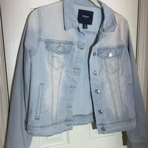 NWOT Nine West light wash jean jacket women’s size medium